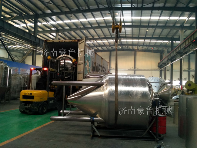 等待運(yùn)輸?shù)陌l(fā)酵罐 等待運(yùn)輸?shù)陌l(fā)酵罐