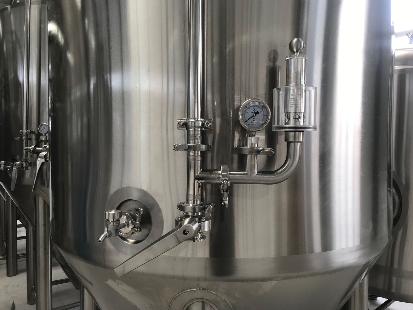 自釀鮮啤酒發(fā)酵設備 自釀鮮啤酒發(fā)酵設備